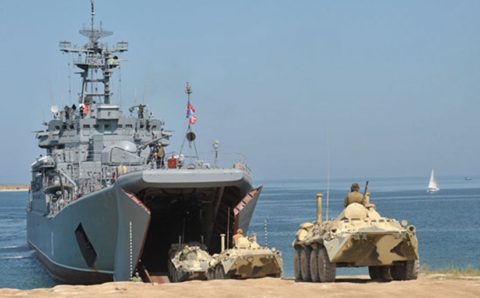 Корабли Черноморского флота погрузили военную технику в твиндеки для учений