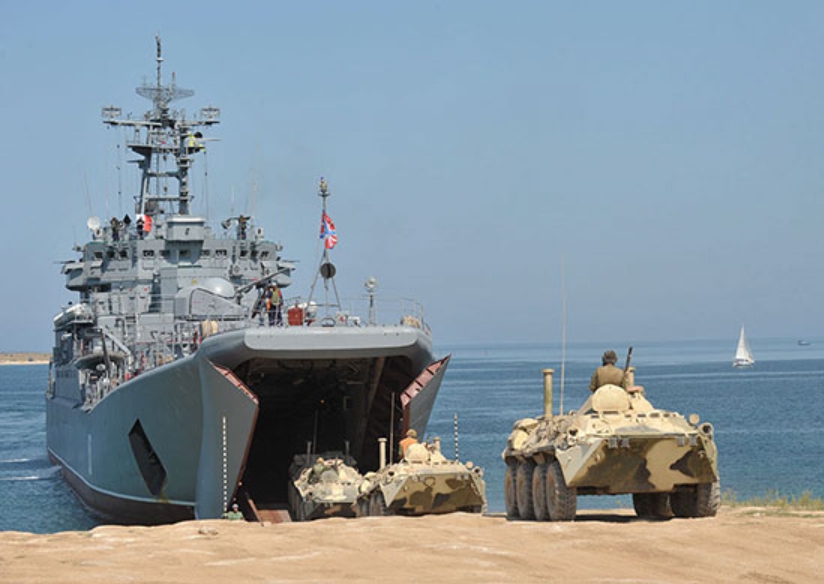 Корабли Черноморского флота погрузили военную технику в твиндеки для учений