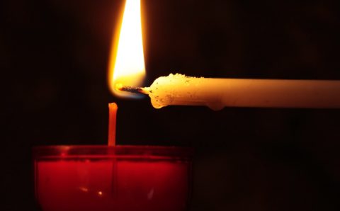 Церковная свеча «на хорошую торговлю» стала причиной пожара