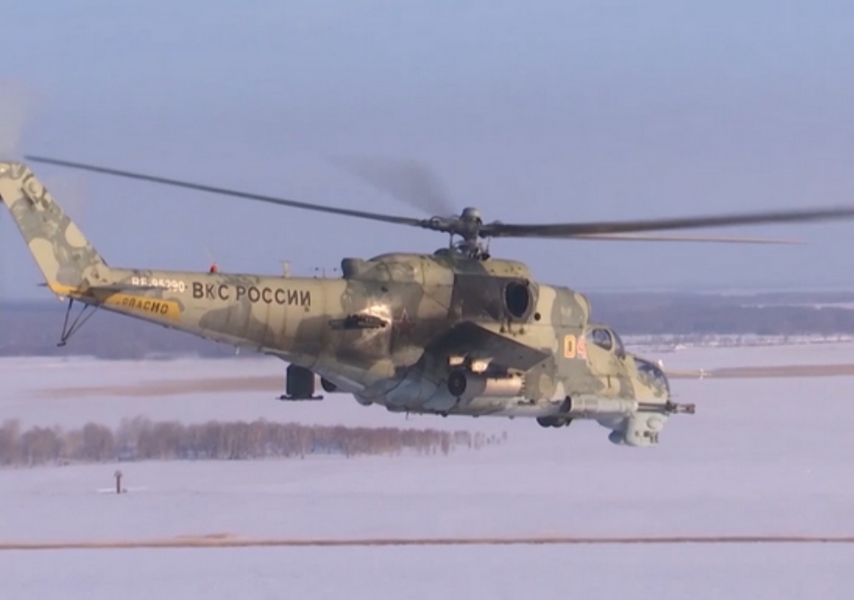 Экипажи ударных вертолетов Ми-24 провели первые полеты в новом учебном периоде