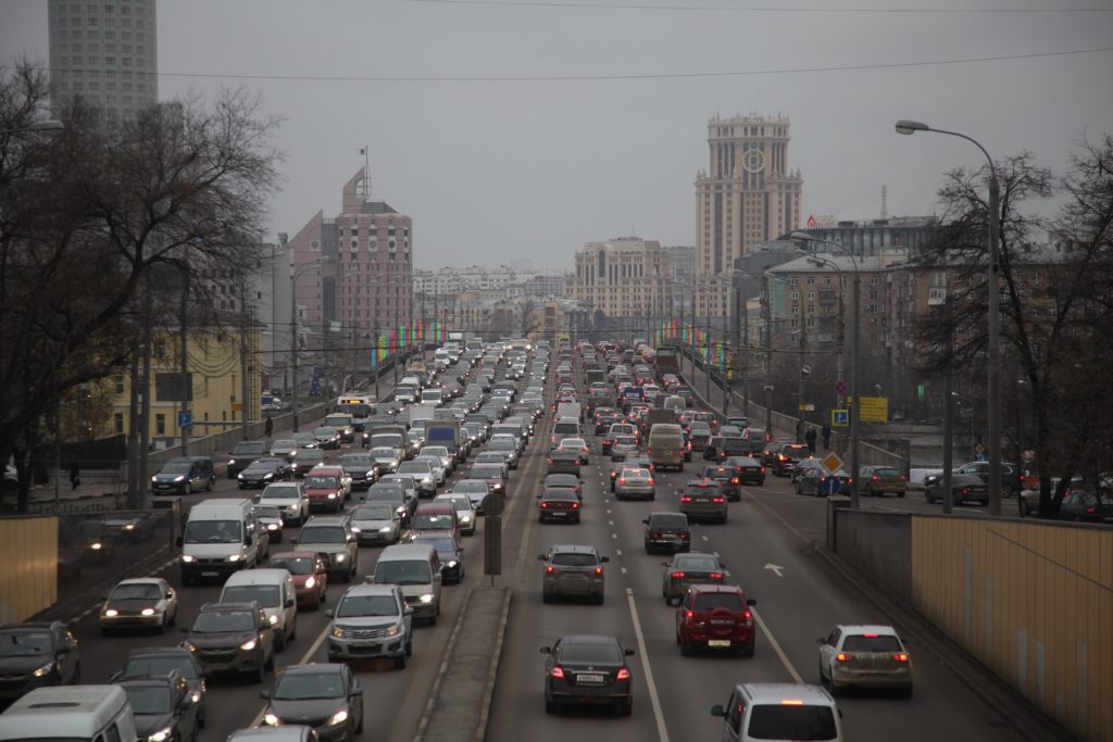 Автомобильное движение в Москве затруднено из-за девятибальных пробок