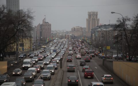 Автомобильное движение в Москве затруднено из-за девятибальных пробок
