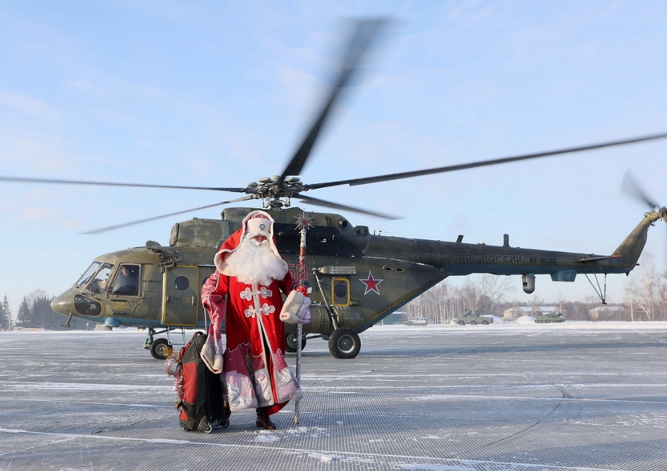 Российские пилоты военно-транспортного вертолета доставили к детям Деда Мороза