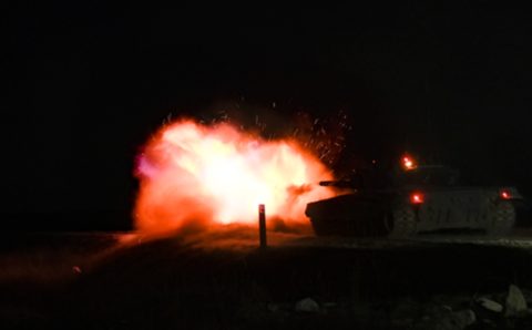 Российские танкисты провели первые учебные стрельбы в ночное время суток