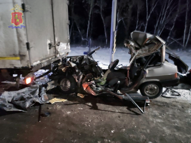 При столкновении легковушки и грузовика под Владимиром погибли пятеро человек