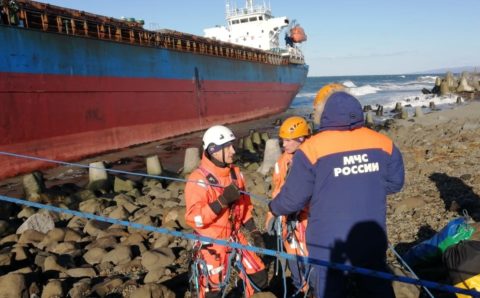 Экипаж севшего на мель у берегов Сахалина сухогруза протестируют на ковид