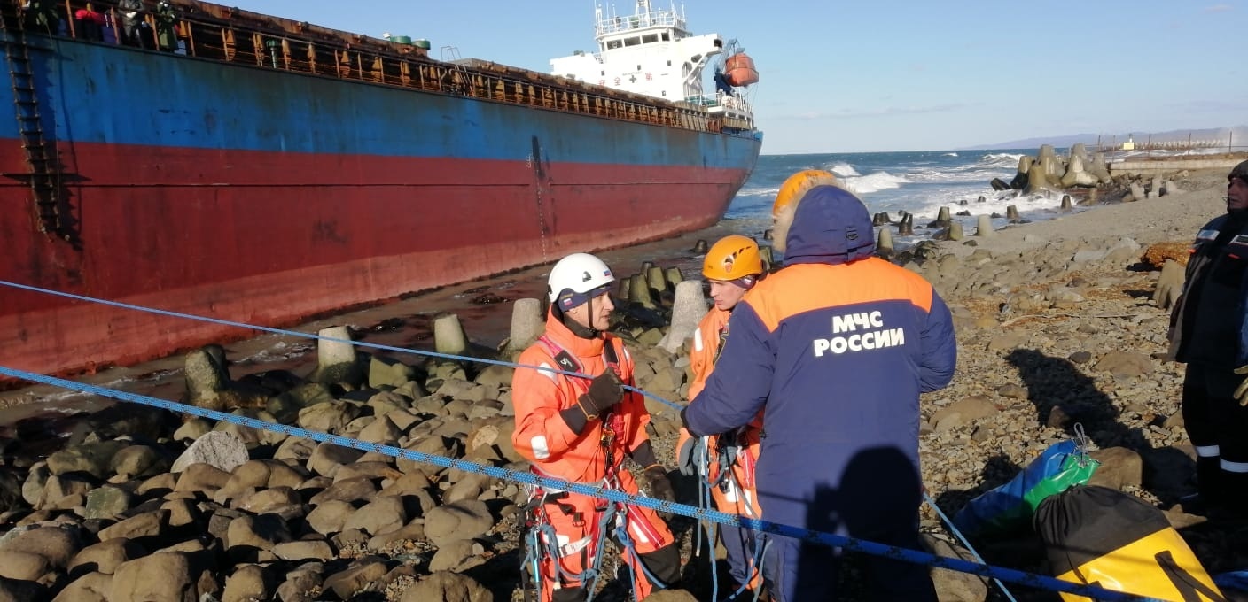 Экипаж севшего на мель у берегов Сахалина сухогруза протестируют на ковид
