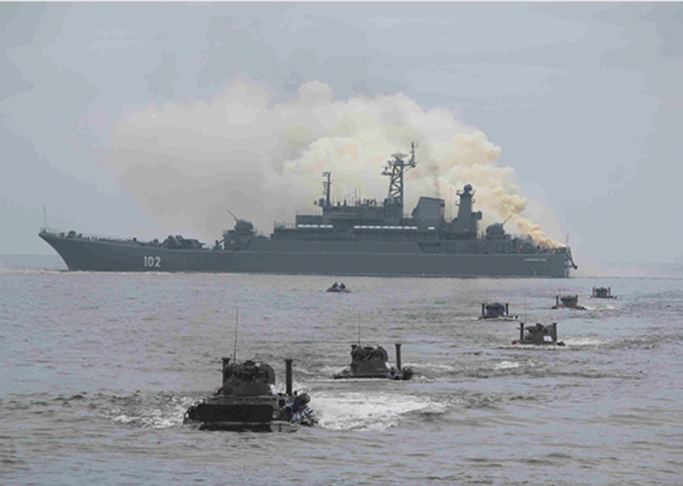 Российские морпехи осуществили погрузку военной техники на десантный корабль «Калининград»