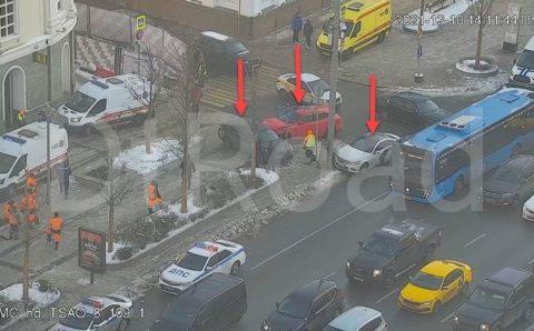 В Москве произошло ДТП с участием трех машин