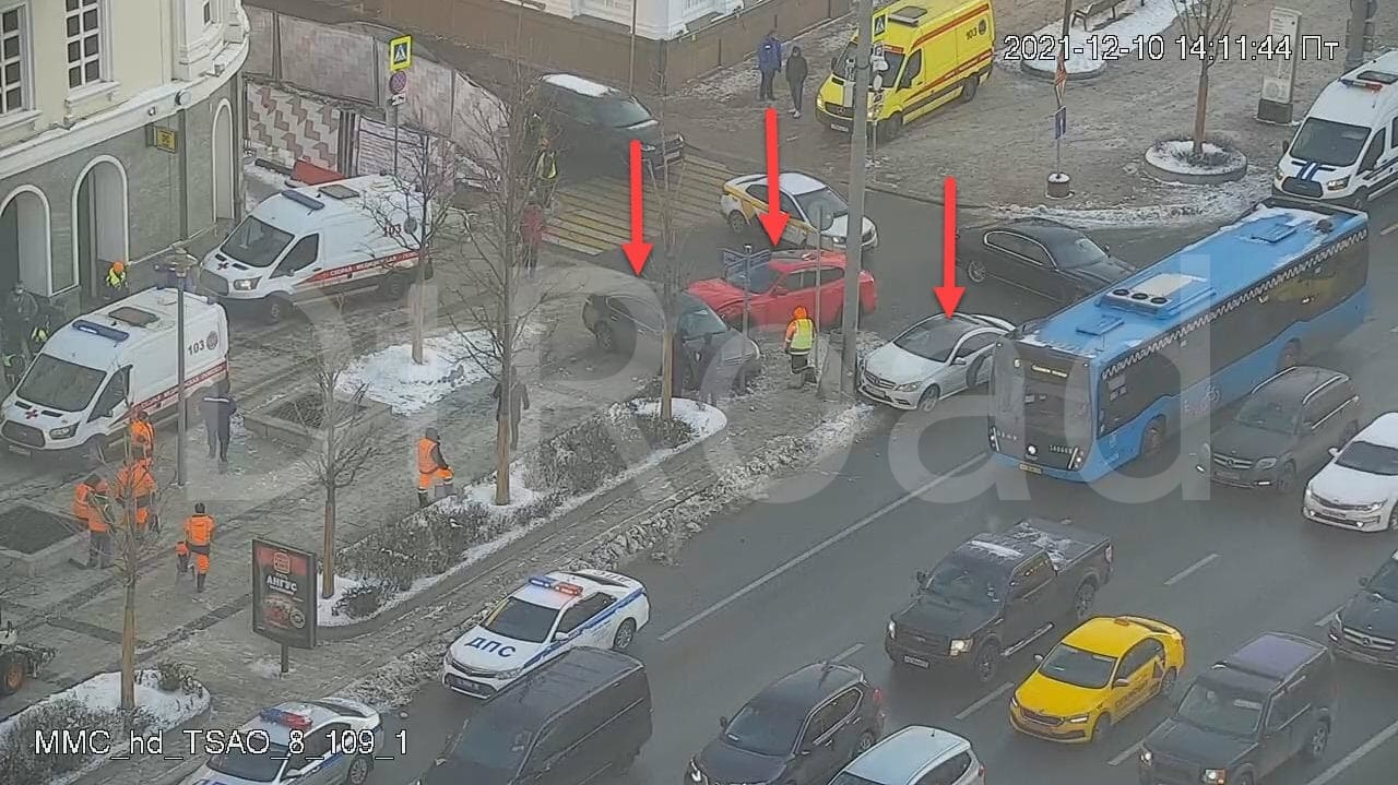 В Москве произошло ДТП с участием трех машин