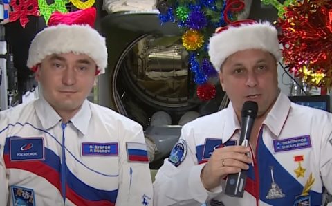 Космонавты Антон Шкаплеров и Петр Дубров поздравили землян с наступающим Новым годом