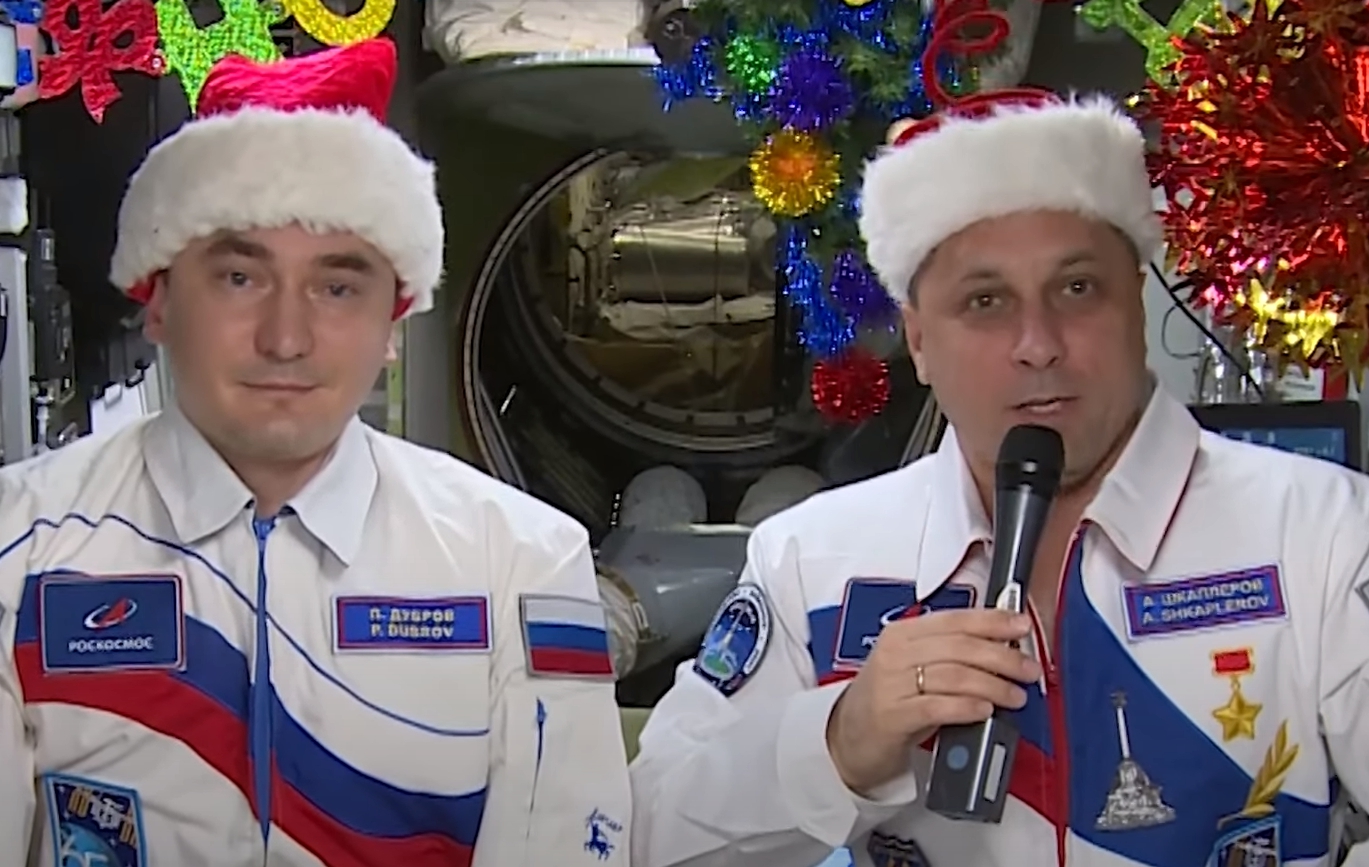 Космонавты Антон Шкаплеров и Петр Дубров поздравили землян с наступающим Новым годом