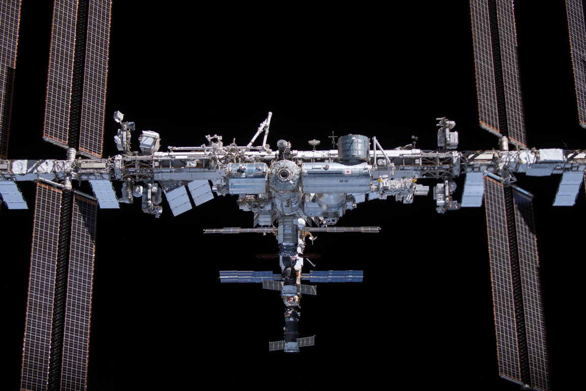 Специалисты из центра управления полетами провели коррекцию орбиты МКС