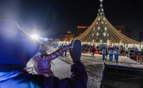 В Заполярье зажгли огни на главной новогодней елке