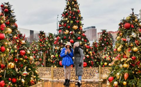 Москву украсили новогодними и рождественскими плакатами