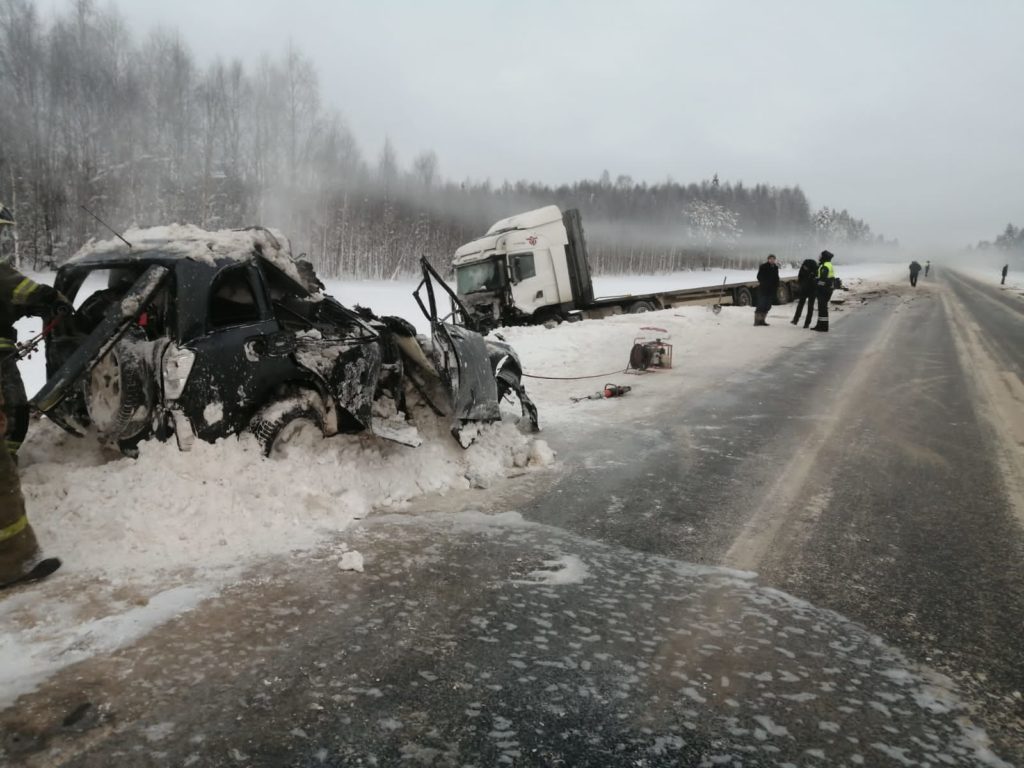 В Архангельской области из-за аварии легковой машины с грузовиком погибли три человека