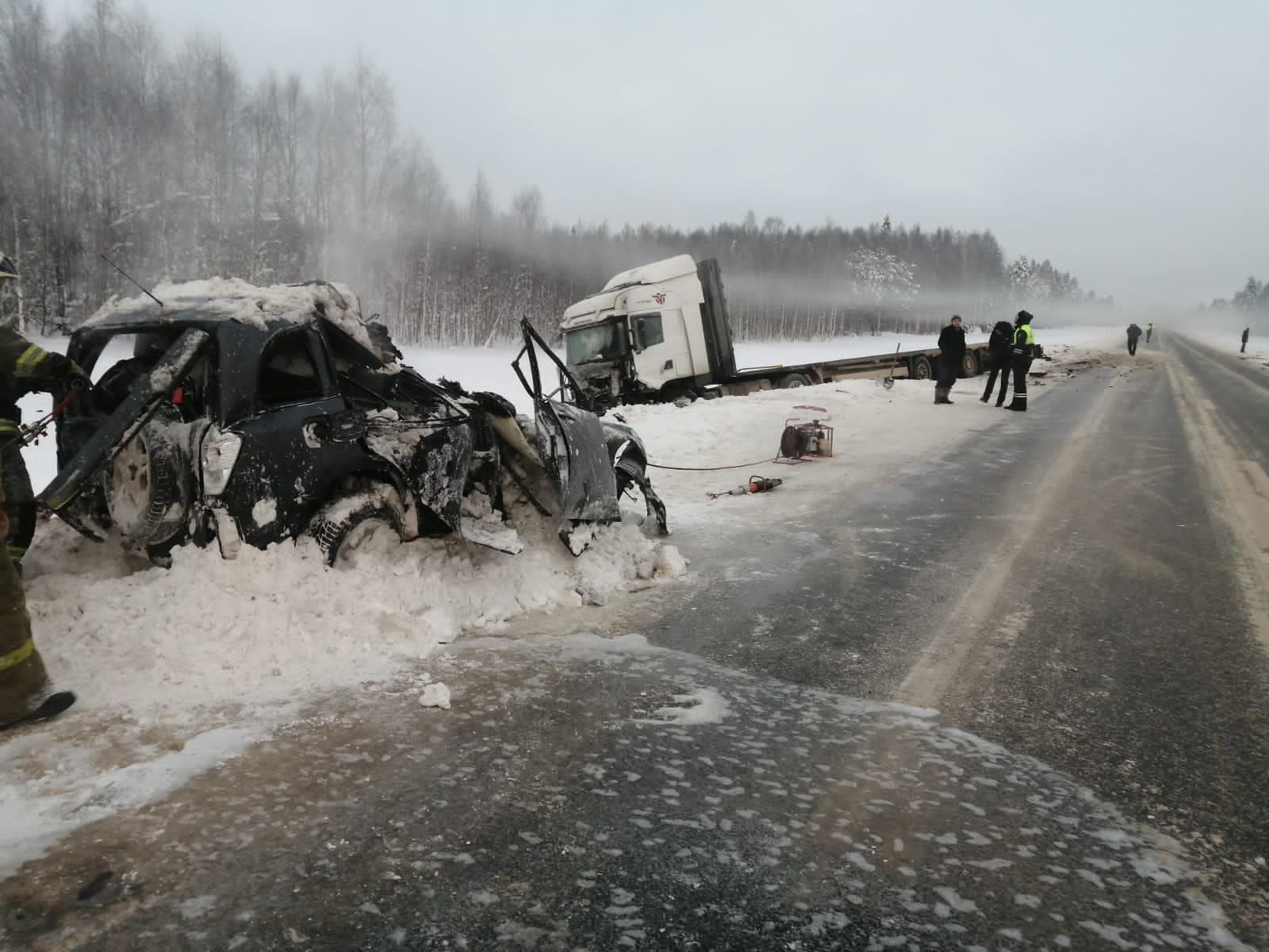 В Архангельской области из-за аварии легковой машины с грузовиком погибли  три человека | Сенсаций.Нет