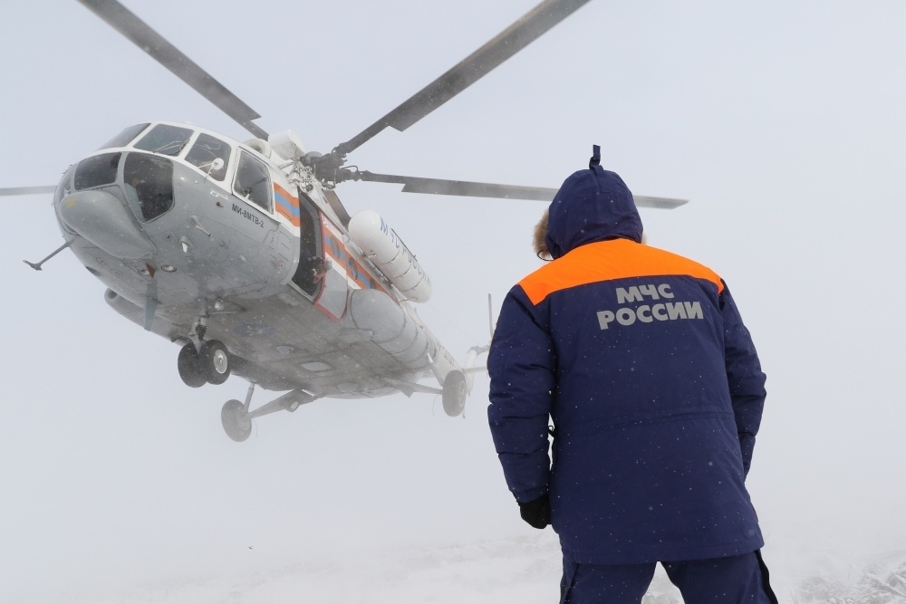 На поиски пропавших туристов в Хакасии бросили вертолёт и снегоходы