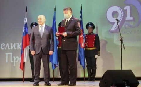Ямальский полицейский получил медаль за спасение из пожара трех детей