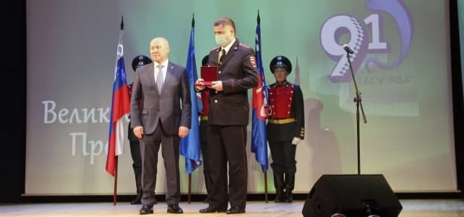 Ямальский полицейский получил медаль за спасение из пожара трех детей