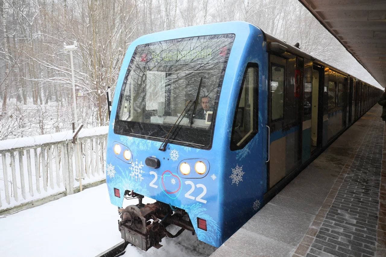 К Новому году метро Москвы выпустит на линию 30 праздничных поездов