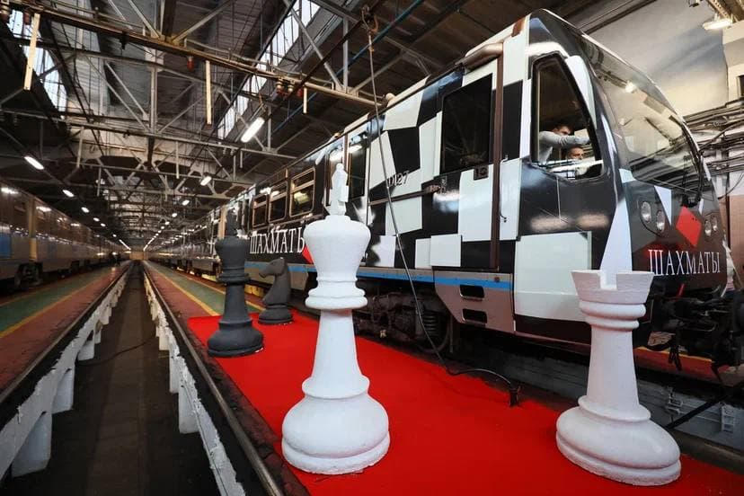 Гроссмейстер Карпов запустил в московской подземке стилизованный поезд «Шахматы»