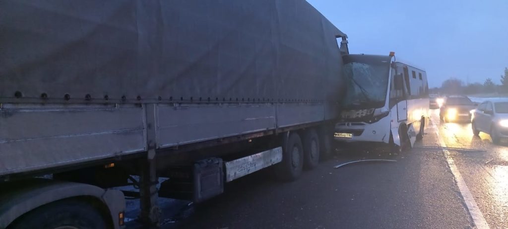 В Татарстане автобус с вахтовиками влетел в фуру
