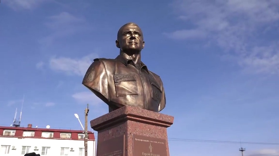 В Калмыкии открыли первый в РФ памятник Евгению Зиничеву