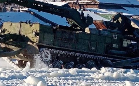 Для расчистки дорог в Забайкалье задействовали тяжелую военную технику