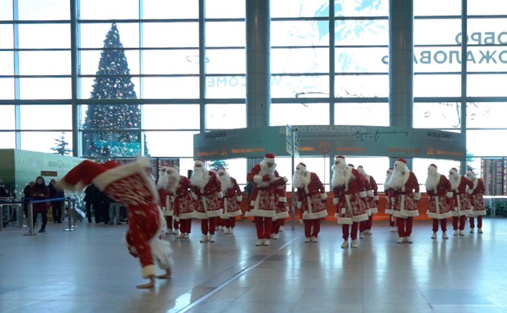 22 Деда Мороза устроили танцевальный флешмоб в аэропорту Домодедово