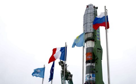 Ракету «Союз» со спутниками OneWeb установили на стартовый стол на Байконуре