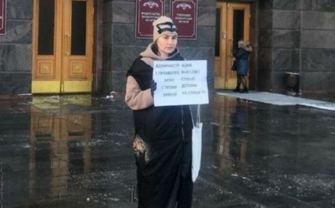 Многодетная мать в Оренбурге вышла на одиночный пикет