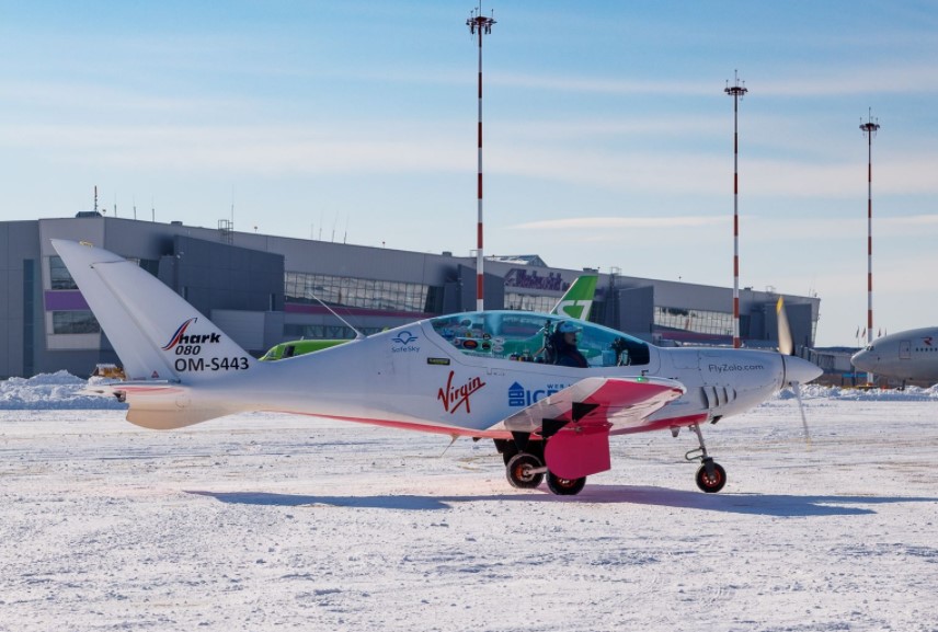 В аэропорту Владивостока приземлилась самая молодая летчица в мире