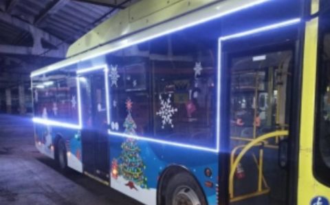 Автобусы и троллейбусы в Оренбурге к Новому году украсили гирляндами