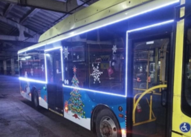 Автобусы и троллейбусы в Оренбурге к Новому году украсили гирляндами