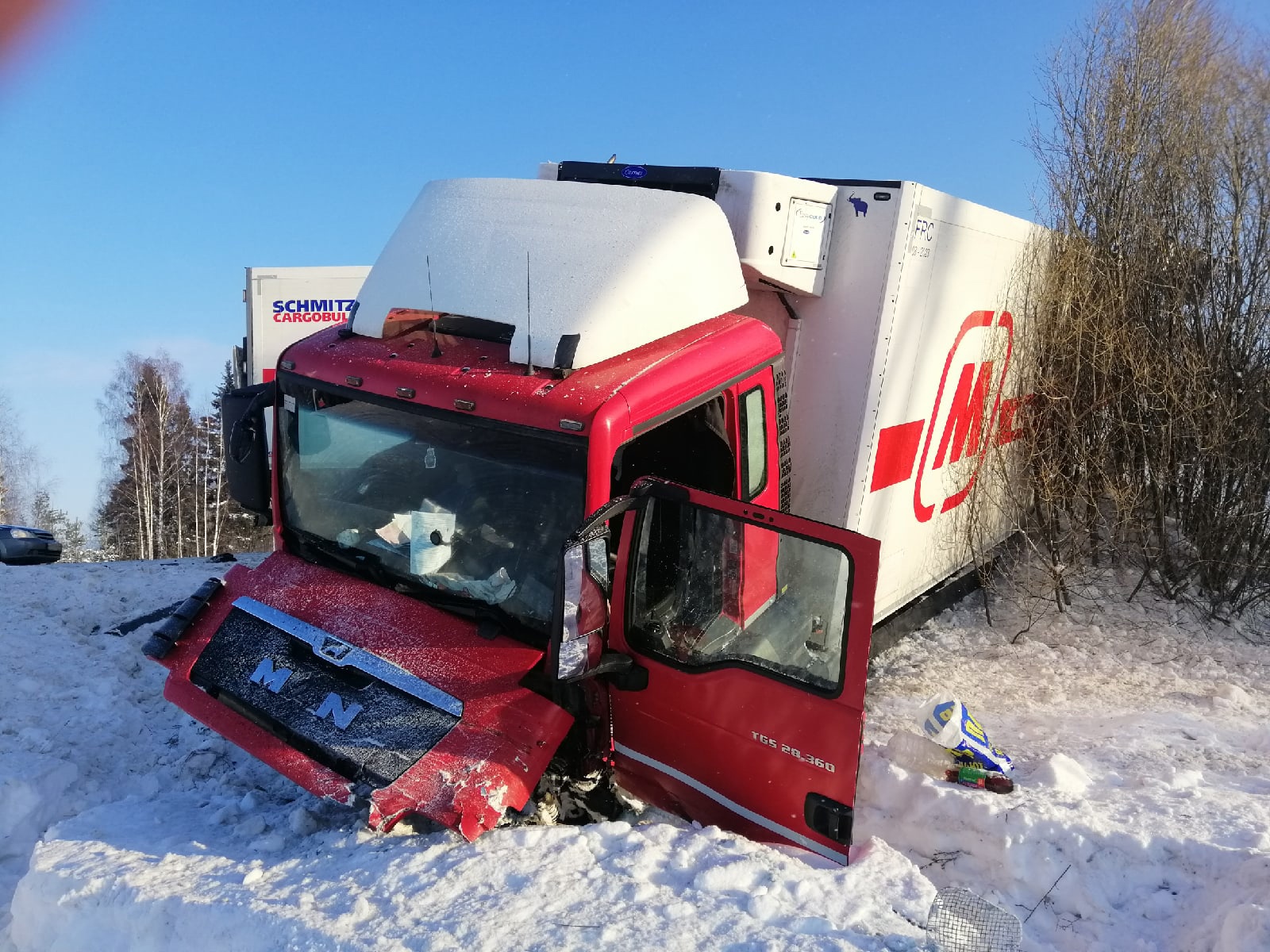 Трое человек погибли при столкновении иномарки с грузовиком в Ивановской области