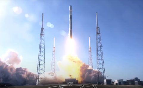 Ракета компании SpaceX успешно стартовала со 105 спутниками на борту