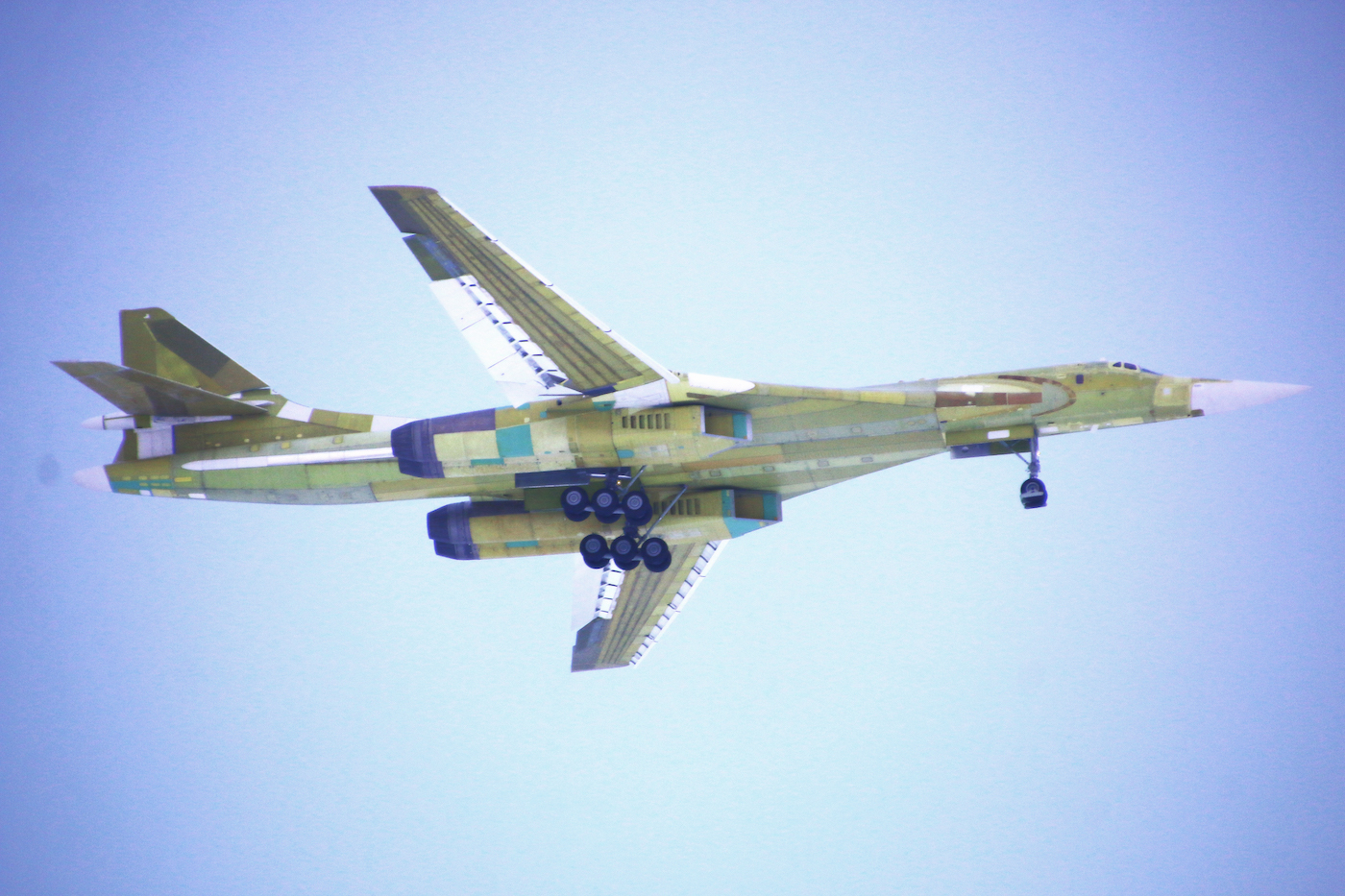 Новейший российский стратегический ракетоносец Ту-160М совершил первый полет