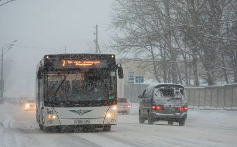 Власти ограничили движение по дорогам на юге Сахалина из-за метели