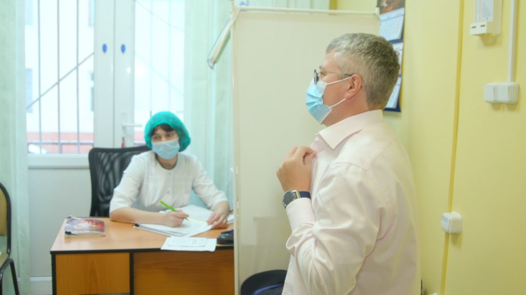 Губернатор Камчатки ревакцинировался «Спутником V»