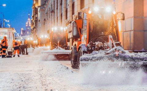 Коммунальщики принялись круглосуточно чистить Москву после обильного снегопада