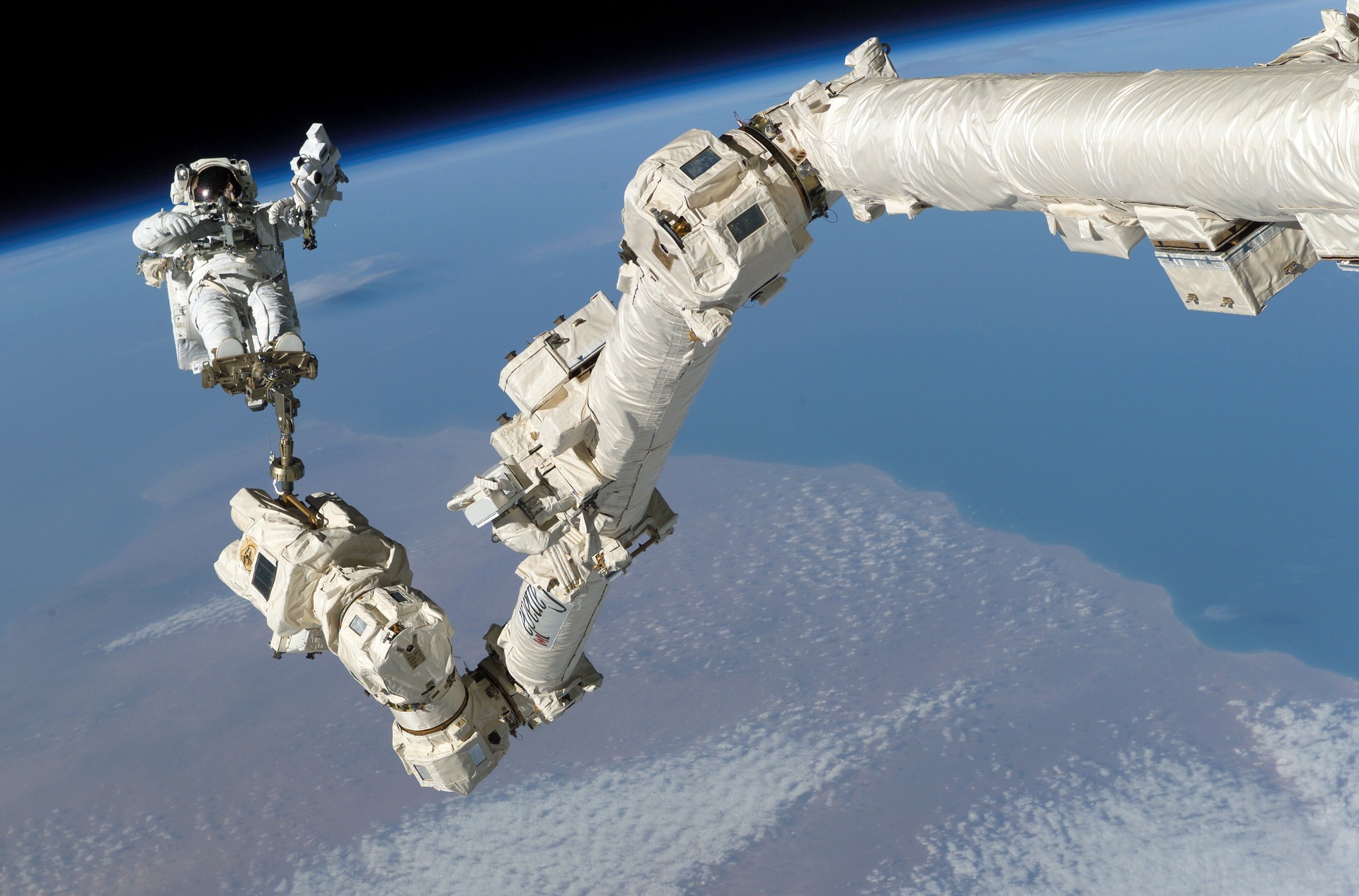 Российские космонавты на МКС начали первый в 2022 году выход в открытый космос