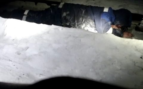 Появилось видео спасения красноярца, уснувшего в колее железной дороги