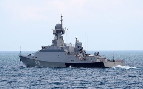 Ракетный корабль Черноморского флота переходит пролив Босфора и Дарданеллы