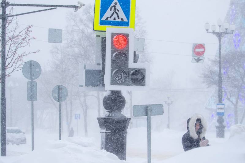 Военные вышли расчищать снег в Сахалинской области