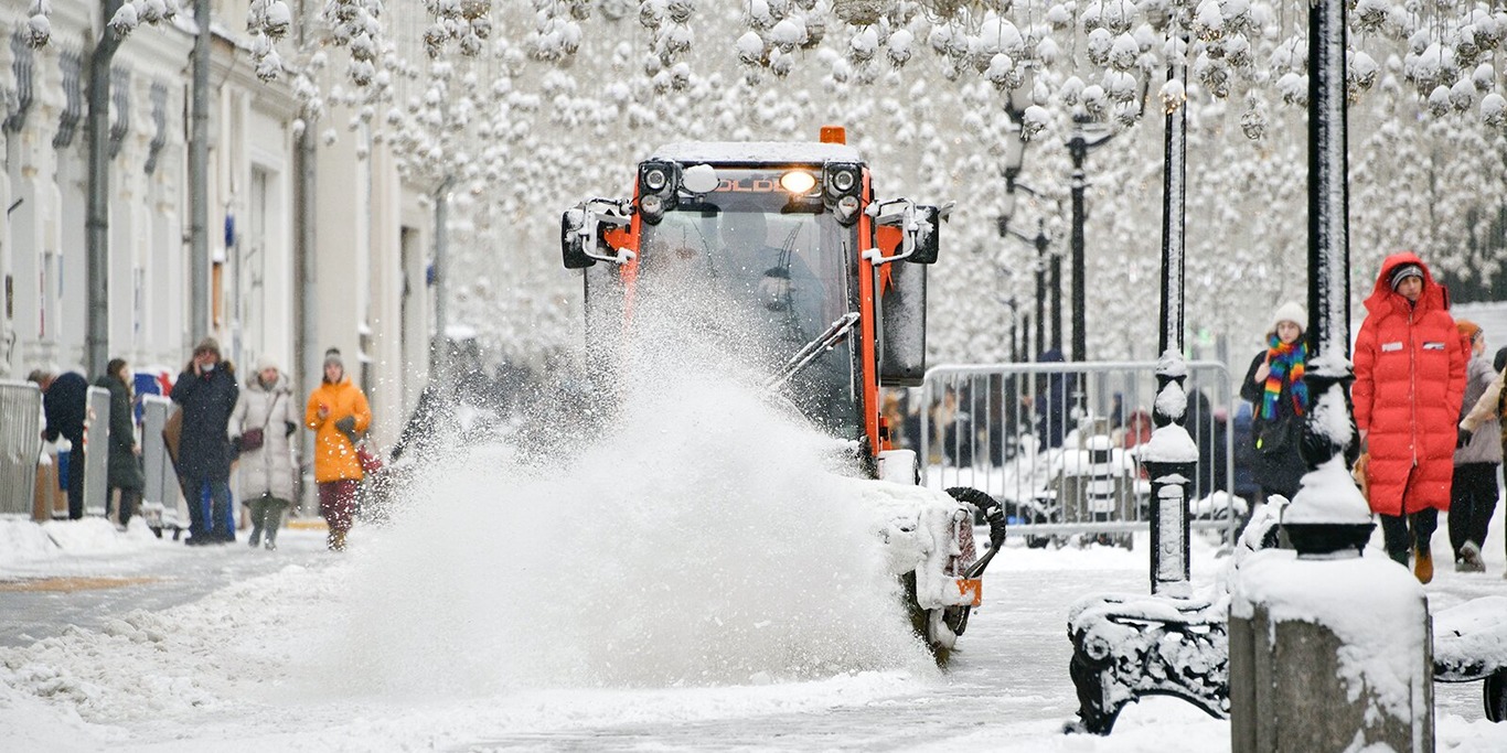 В Москве коммунальщики приступают к круглосуточной очистке города от снега
