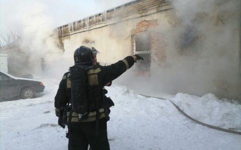 Челябинским огнеборцам удалось локализовать крупный пожар