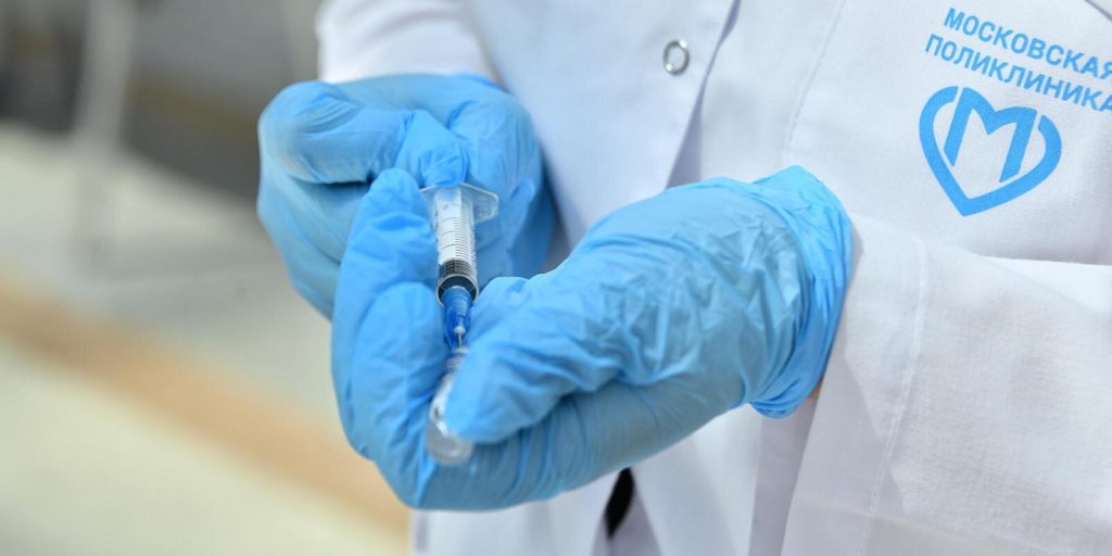 Подростков в Москве принялись вакцинировать «Спутником М»
