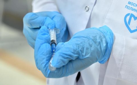 Подростков в Москве принялись вакцинировать «Спутником М»