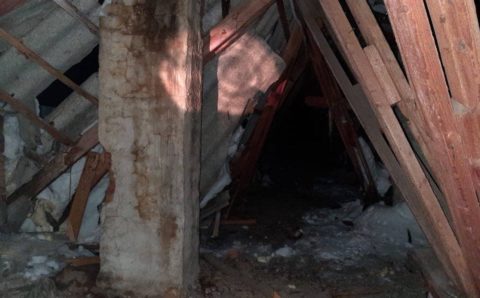 Крыша жилого дома обрушилась в Новгородской области